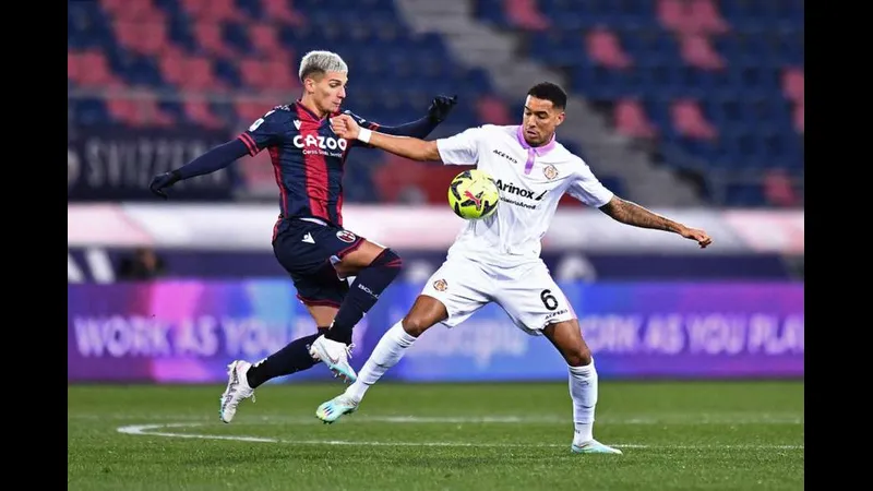 Cầu thủ của Bologna dứt điểm mạnh khi Cremonese phòng ngự kín Cầu thủ của Bologna dứt điểm mạnh khi Cremonese phòng ngự kín