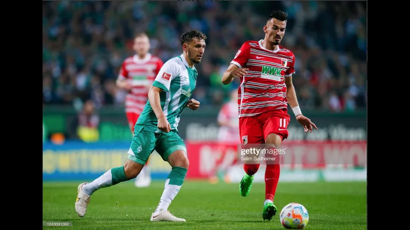 Cầu thủ của Augsburg tung cú sút mạnh vào khung thành của Werder Bremen Cầu thủ của Augsburg tung cú sút mạnh vào khung thành của Werder Bremen