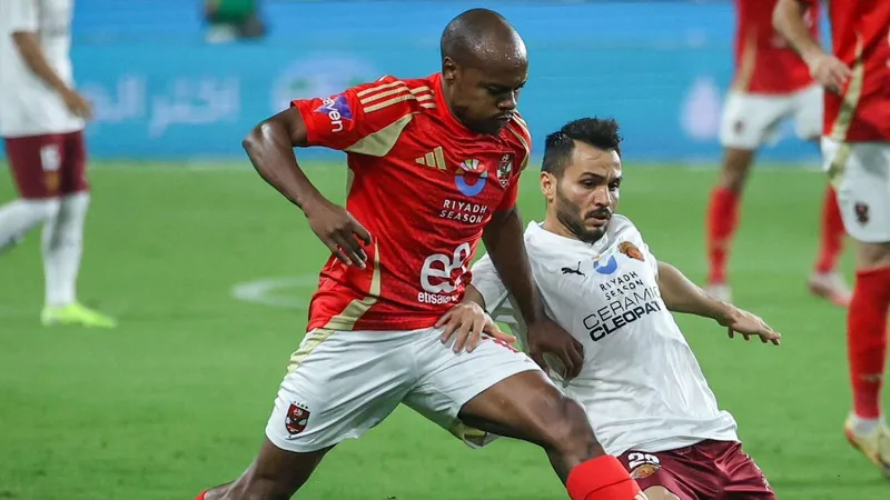 Cầu thủ của Ceramica Clepatra đang chiến đấu với cầu thủ của Al Ahly để tranh giành quả bóng Cầu thủ của Ceramica Clepatra đang chiến đấu với cầu thủ của Al Ahly để tranh giành quả…