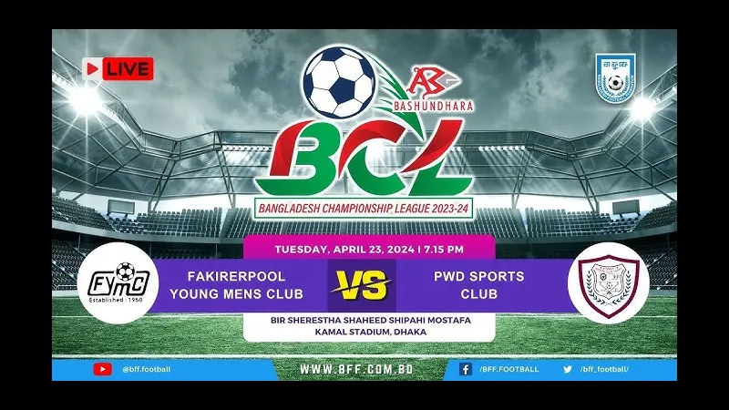 Cầu thủ của Fakierpool YMC chạy nhanh với bóng qua người hậu vệ của PWD Sports Club Cầu thủ của Fakierpool YMC chạy nhanh với bóng qua người hậu vệ của PWD Sports Club