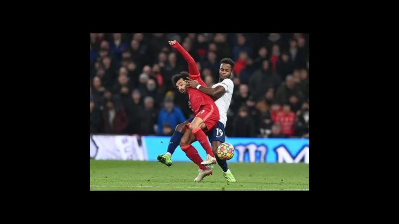 Cầu thủ của Tottenham với nỗ lực chạy đua để cướp bóng khỏi cầu thủ của Liverpool. Cầu thủ của Tottenham với nỗ lực chạy đua để cướp bóng khỏi cầu thủ của Liverpool.