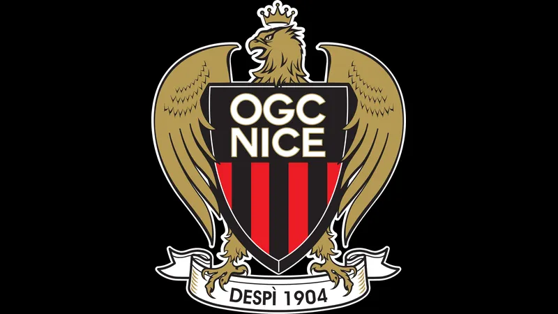 Cầu thủ Nice tung cú sút mạnh mẽ vào khung thành của Lorient. Cầu thủ Nice tung cú sút mạnh mẽ vào khung thành của Lorient.