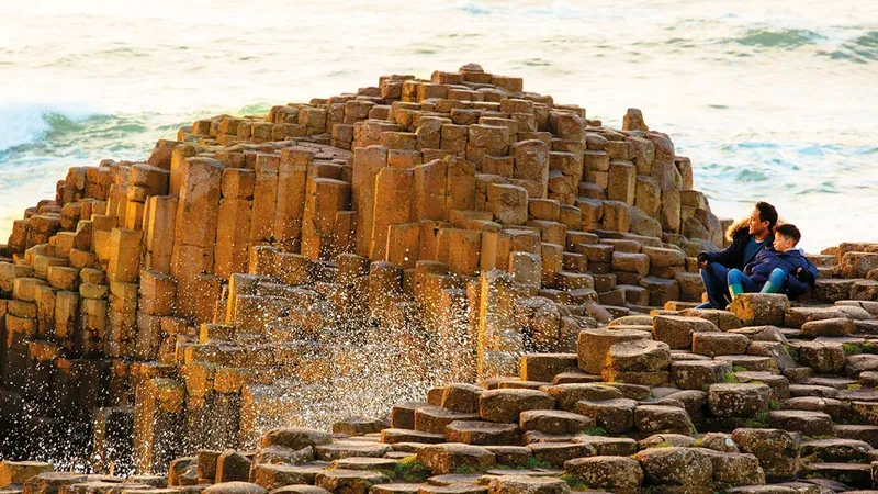 Cầu thủ Bắc Ireland chạy nhanh trên sân cỏ Cầu thủ Bắc Ireland chạy nhanh trên sân cỏ