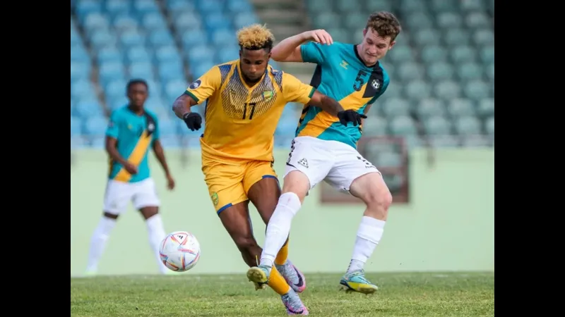Cầu thủ từ Barbados và Saint Vincent & Grenadines cạnh tranh gay gắt trên sân Cầu thủ từ Barbados và Saint Vincent & Grenadines cạnh tranh gay gắt trên sân