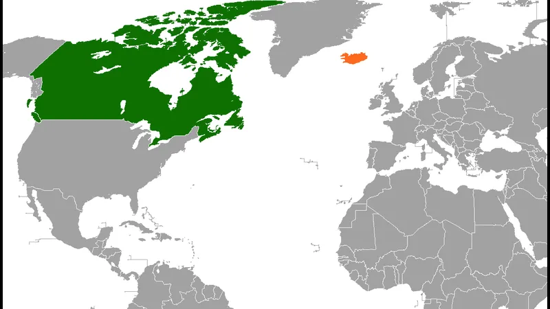 Cầu thủ Canada và Iceland đang tranh chấp quả bóng trên sân Cầu thủ Canada và Iceland đang tranh chấp quả bóng trên sân