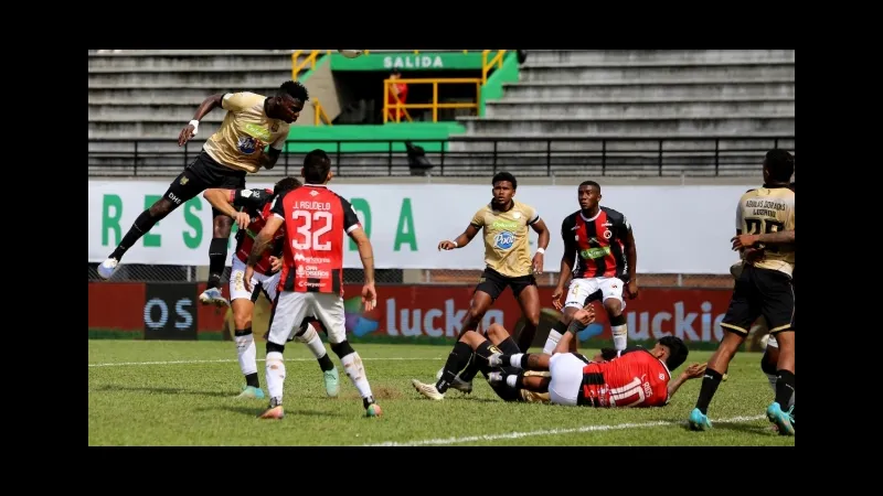 Cầu thủ Deportivo Pereira và Cucuta Deportivo đấu tranh gay gắt trên sân Cầu thủ Deportivo Pereira và Cucuta Deportivo đấu tranh gay gắt trên sân