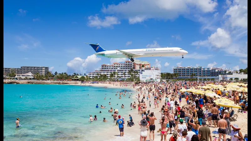 Cầu thủ Dominica và Sint Maarten đấu tranh gay gắt trên sân cỏ Cầu thủ Dominica và Sint Maarten đấu tranh gay gắt trên sân cỏ