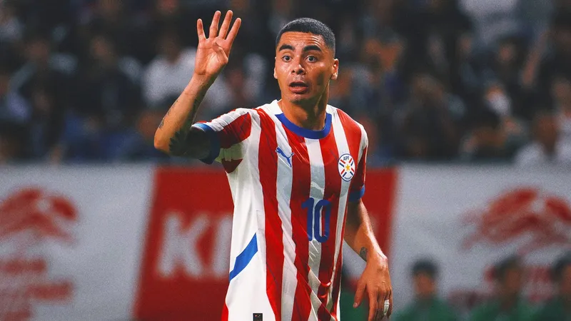 Cầu thủ Paraguay đang tung cú sút mạnh vào khung thành Hy Lạp Cầu thủ Paraguay đang tung cú sút mạnh vào khung thành Hy Lạp