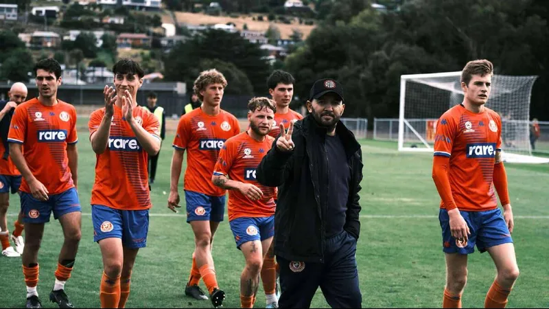 Cầu thủ Ulverstone và Riverside Olympic đua tranh quả bóng trên sân cỏ Cầu thủ Ulverstone và Riverside Olympic đua tranh quả bóng trên sân cỏ