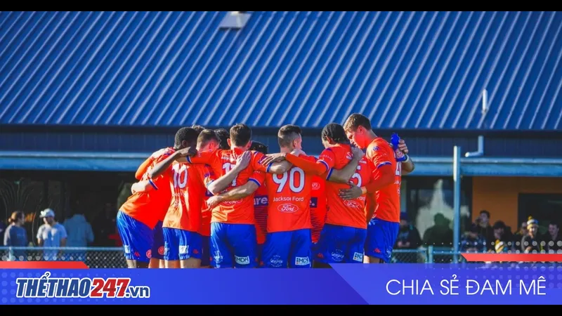 Cầu thủ Ulverstone và Riverside Olympic đối mặt trên sân cỏ Cầu thủ Ulverstone và Riverside Olympic đối mặt trên sân cỏ
