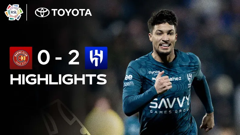 Cầu thủ của Al Hilal và Damac đang tranh chấp quả bóng trên sân cỏ Cầu thủ của Al Hilal và Damac đang tranh chấp quả bóng trên sân cỏ