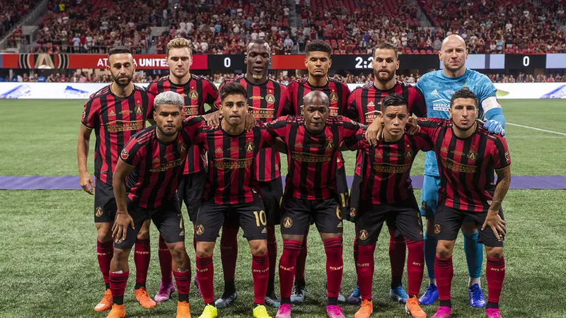 Cầu thủ Charlotte và Atlanta United tranh chấp quả bóng Cầu thủ Charlotte và Atlanta United tranh chấp quả bóng