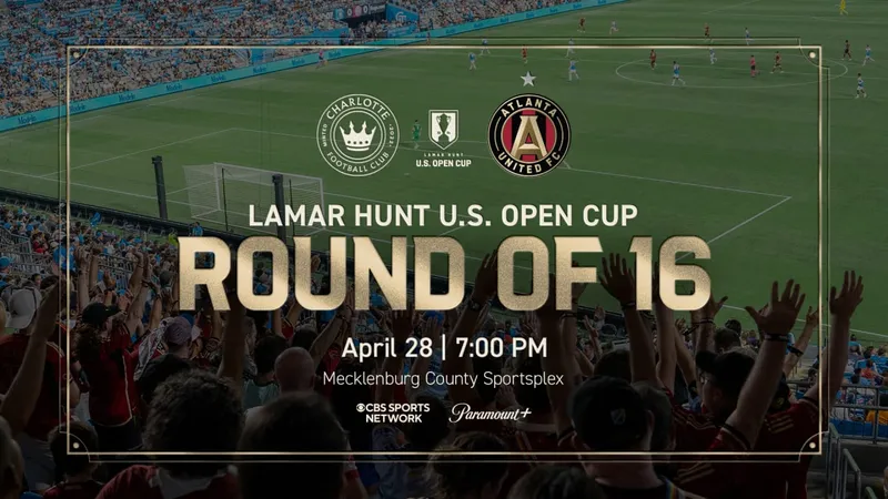 Cầu thủ Charlotte đang chống đỡ sự tấn công từ cầu thủ Atlanta United. Cầu thủ Charlotte đang chống đỡ sự tấn công từ cầu thủ Atlanta United.