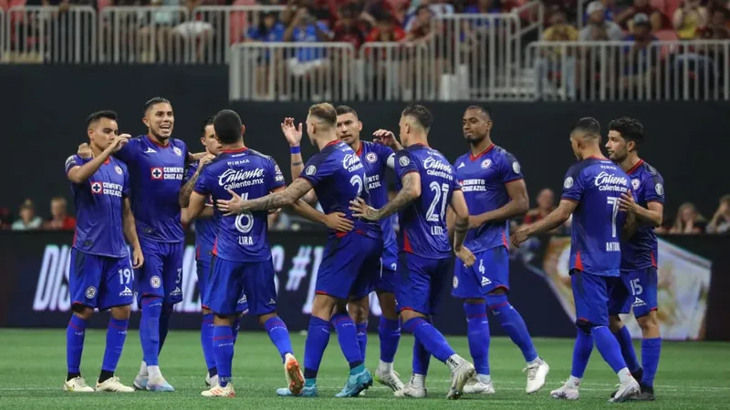 Cầu thủ Cruz Azul và Los Angeles FC đang tranh chấp bóng trên sân Cầu thủ Cruz Azul và Los Angeles FC đang tranh chấp bóng trên sân