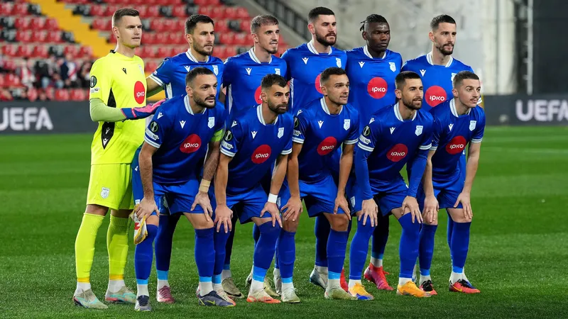 Cầu thủ của Drita và Prishtina tranh chấp bóng trên sân Cầu thủ của Drita và Prishtina tranh chấp bóng trên sân