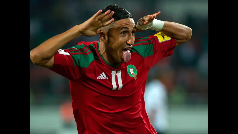 Cầu thủ Morocco vượt qua phòng ngự của Pháp để tìm đường sút bóng Cầu thủ Morocco vượt qua phòng ngự của Pháp để tìm đường sút bóng