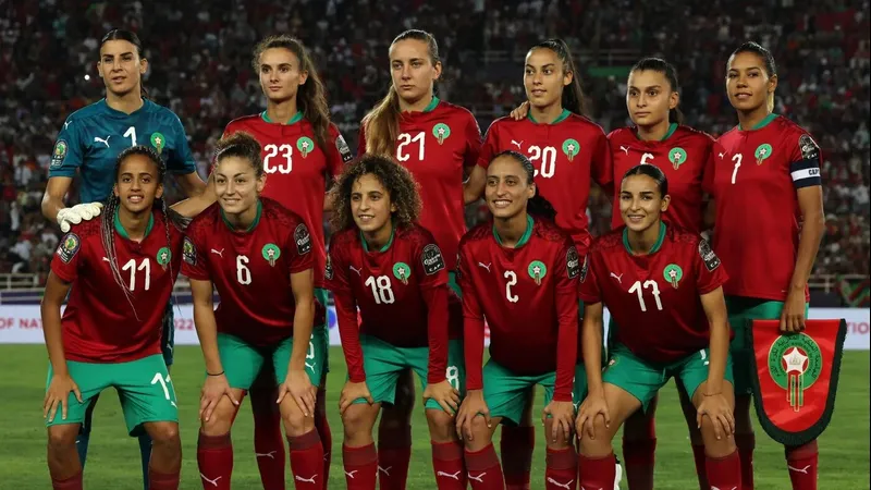 Cầu thủ Pháp và Morocco cùng tranh chấp bóng trên sân cỏ - Phong độ gần Cầu thủ Pháp và Morocco cùng tranh chấp bóng trên sân cỏ - Phong độ gần