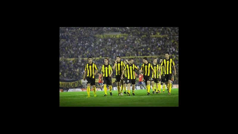 Cầu thủ Racing Montevideo và Penarol đối đầu gay cấn trên sân Cầu thủ Racing Montevideo và Penarol đối đầu gay cấn trên sân