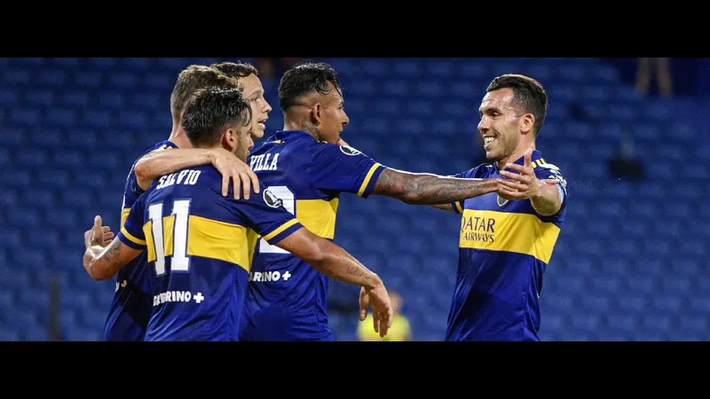 Cầu thủ Racing Montevideo dẫn bóng trước sự áp đảo của đội Penarol Cầu thủ Racing Montevideo dẫn bóng trước sự áp đảo của đội Penarol