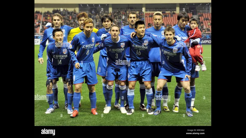 Cầu thủ Shanghai Shenhua nỗ lực chặn đối thủ Beijing Guoan